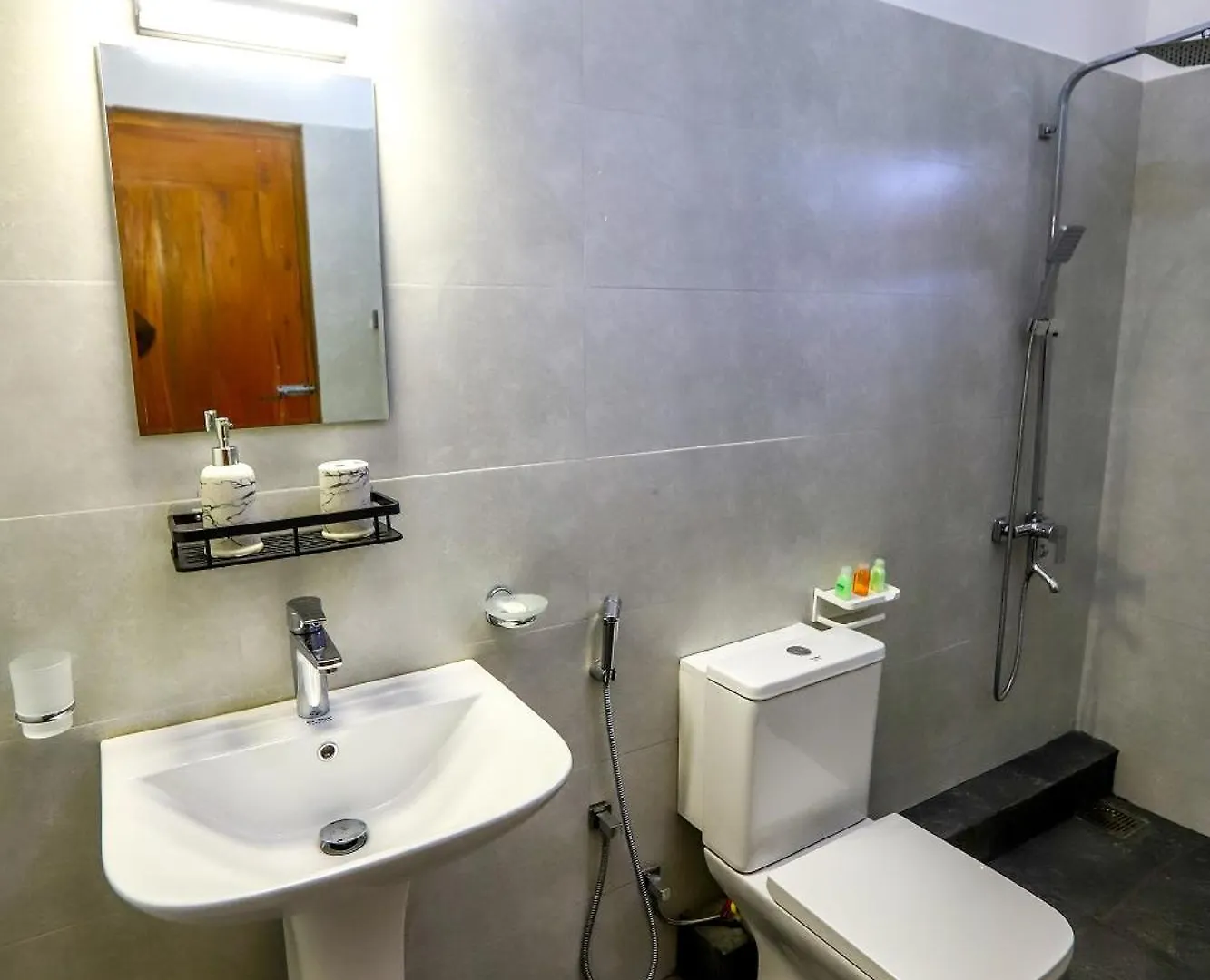 Lagoon House Negombo Hotel