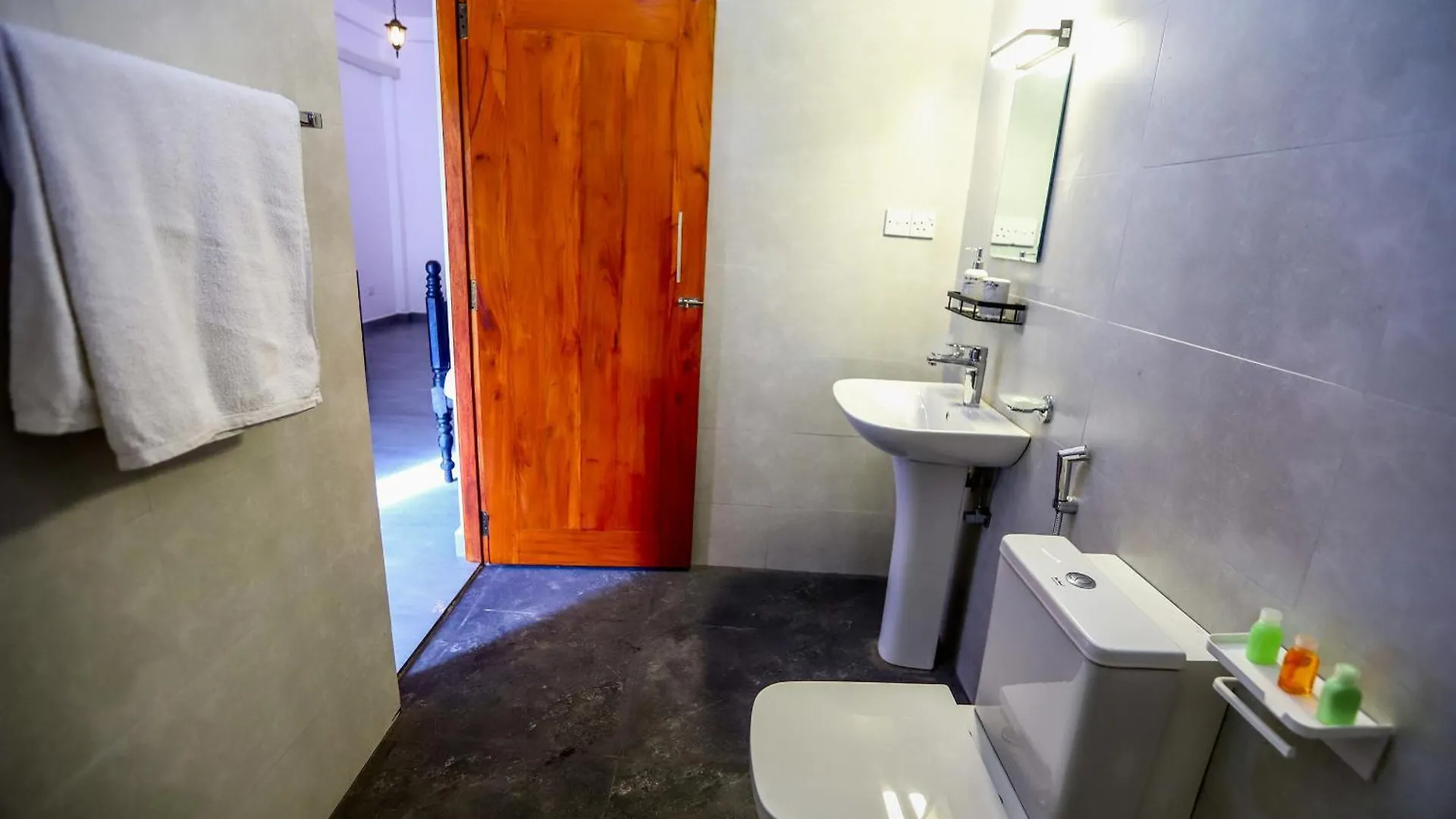 Lagoon House Negombo