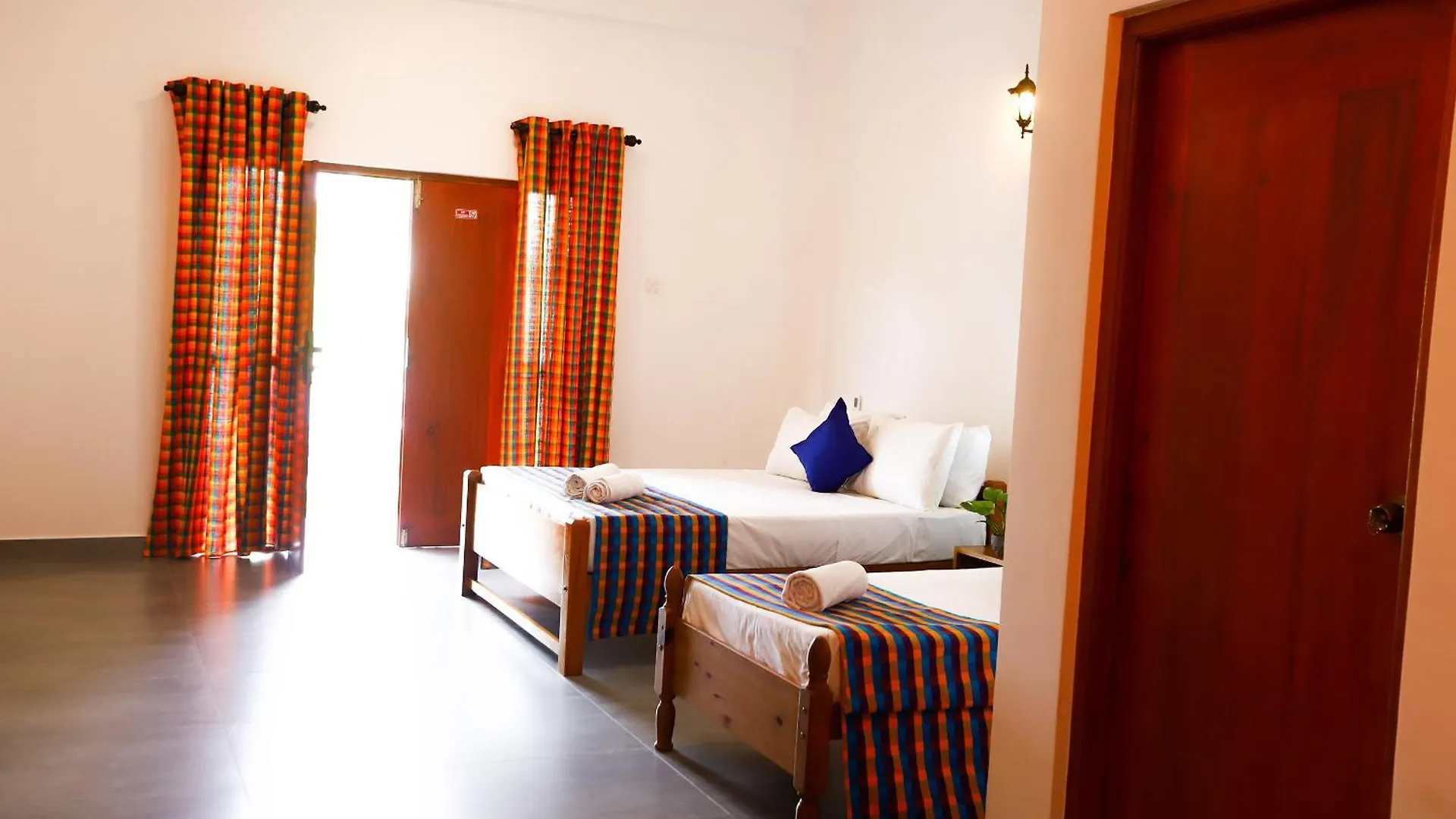 Lagoon House Negombo Hotel