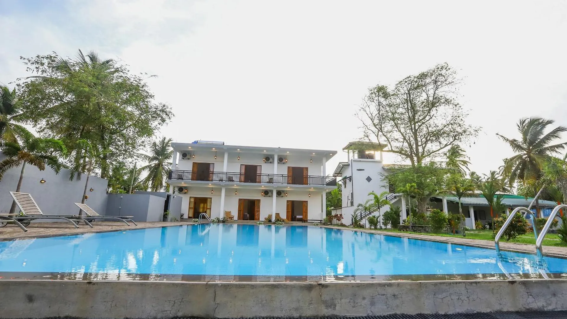 Lagoon House Negombo
