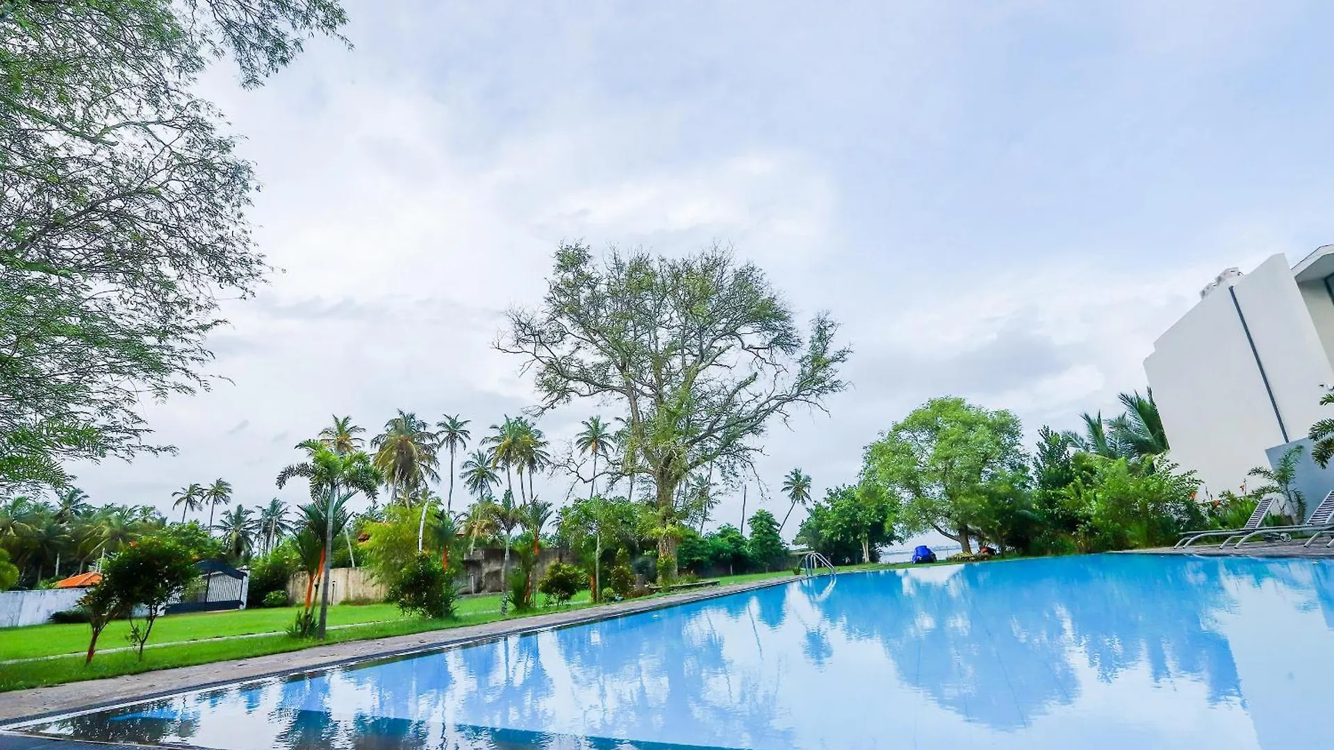 Lagoon House Negombo Hotel
