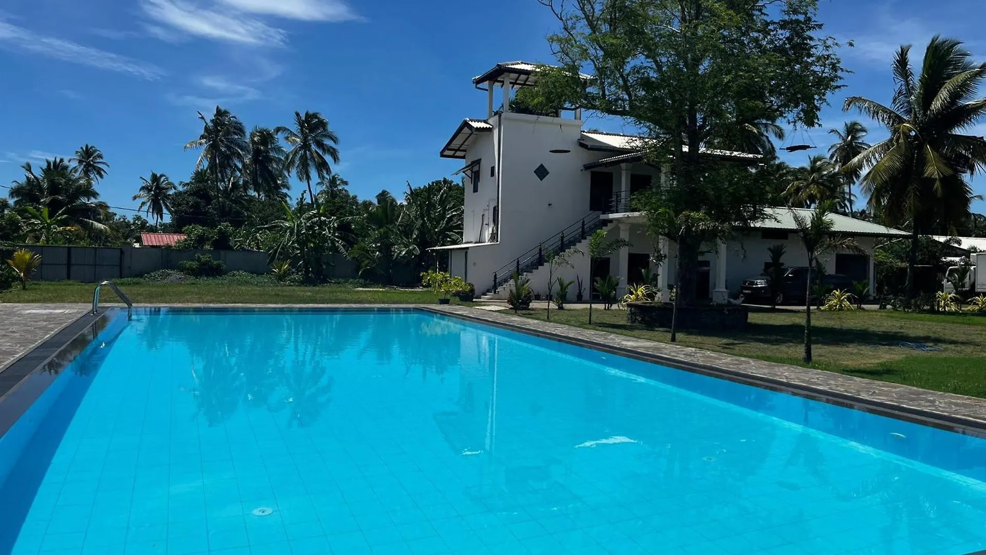 Lagoon House נגומבו מלון